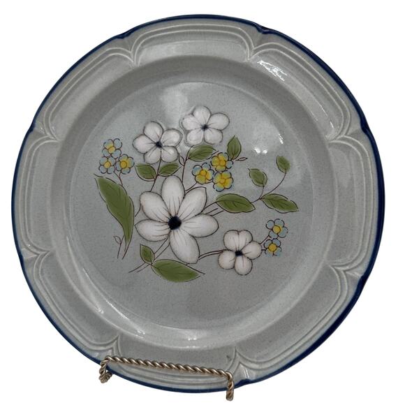 Vintage Dinner Plate in Jennifer Pattern by International Made in Japan - Picture 2 of 6